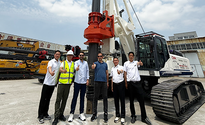 Inspection de l"installation de battage BR-150 avec un client turc